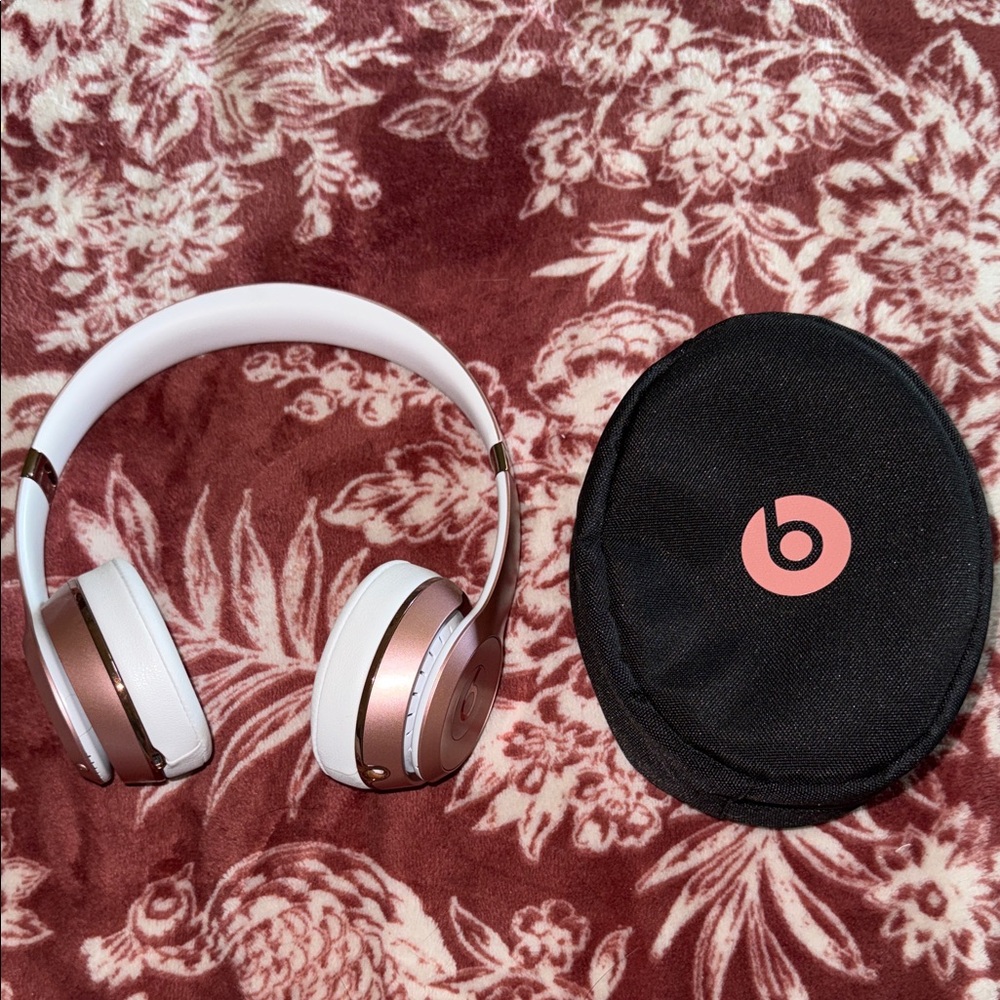 Beats Solo3 Wireless Headphones in Rose Gold and White